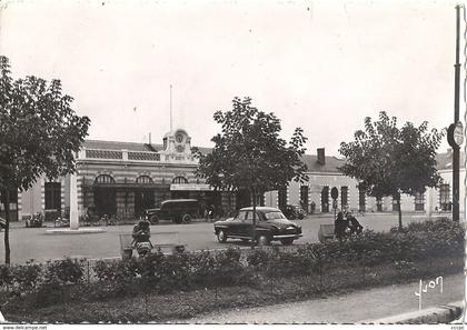 CPSM Tarbes La Gare voiture ancienne