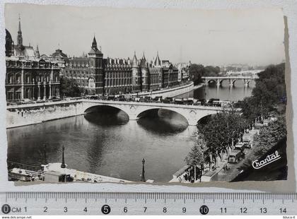 I122111 Cartolina Francia - Paris - Le Conciergerie et la Seine - VG 1960