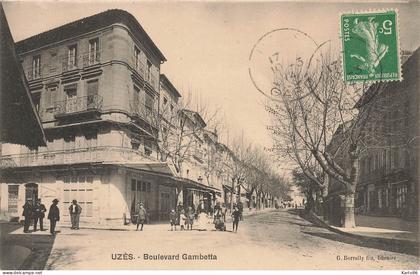 uzès * le boulevard gambetta * café