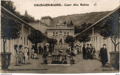 CPA VALS-les-BAINS Cour des Bains (661290)