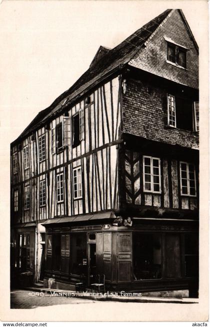 CPA VANNES - VANNES et sa femme (431853)