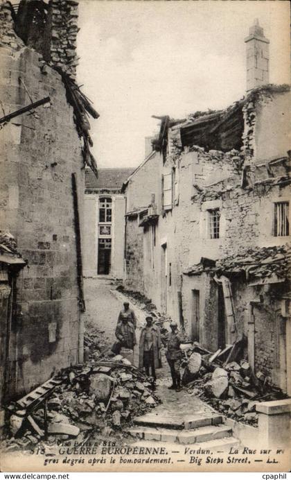 Verdun -Les Ruines de la Grande Guerre - La Rue sur le gros apres le bombardement - Big Steps Street - CPA