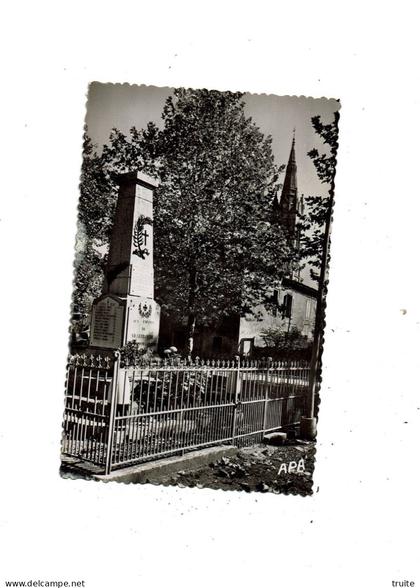 VILLEFRANCHE-D'ALBIGEOIS LE MONUMENT AUX MORTS ET LE CLOCHER