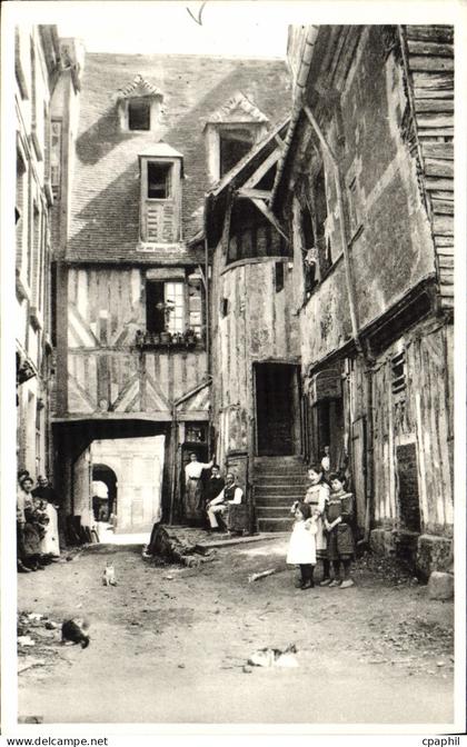 CPA Vimoutiers La Cour de l'Ecu