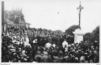 YERVILLE - carte photo - Restauration du Calvaire devant le porche de l'église