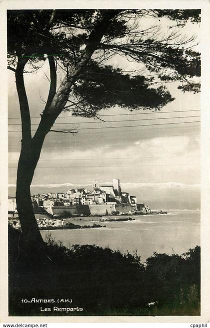 CPA Antibes A M les Remparts
