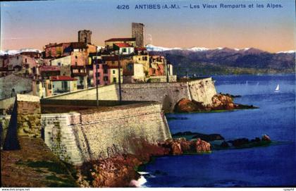 CPA Antibes Les Vieux Remparts Et Les Alpes