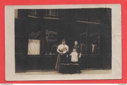 69 - Lyon 2 - Carte photo vendeur de parapluie rue Mazard