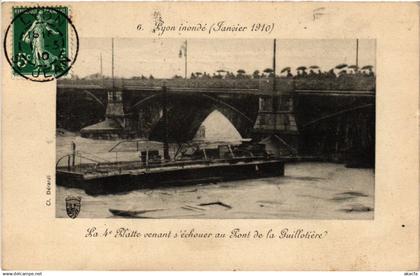 CPA LYON inonde La 4 Blatte venant s'echouer au Pont la Guillotier (470273)