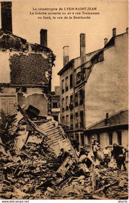 CPA La catastrophe de LYON St-JEAN La breche ouverte au no 4 rue T (470119)