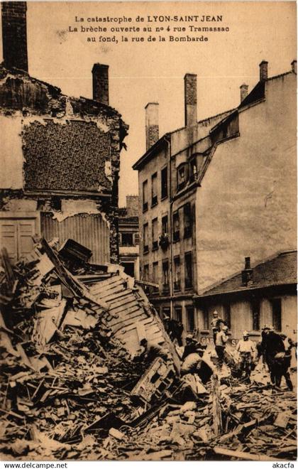 CPA La catastrophe de LYON St-JEAN La breche ouverte au no 4 rue T (470120)