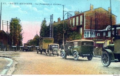 13 / MARSEILLE / SAINT ANTOINE / LE PASSAGE A NIVEAU / AUTOMOBILES /