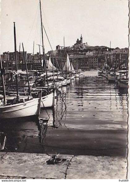 AK 190315 FRANCE - Marseille - Le Vieux Port et Notre-Dame-de-la-Garde
