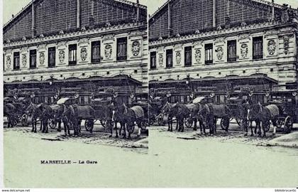 D13 Cpa précurseur Stéreo -MARSEILLE < DEVANT de la GARE ANIME (attelages)