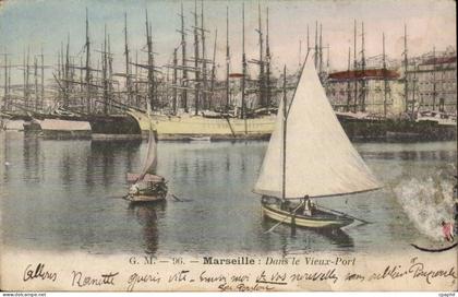 Marseille CPA Dans le vieux port ( bateaux boat ship )