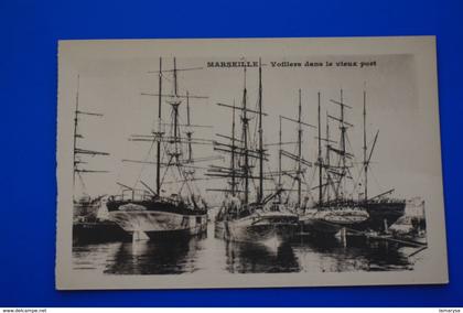 VOILIERS DANS  Le VIEUX PORT -- MARSEILLE CPA-  Carte Postale [13] Bouches-du-Rhône-neuve non écrite