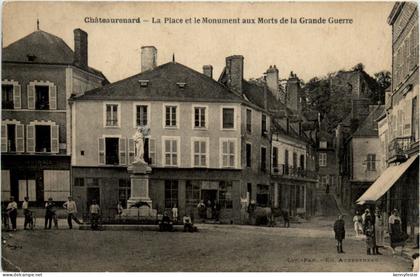 Chateaurenard - La Place et le Monument aux Morts