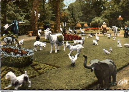 N°42758 W -cpsm Mesnil de Bavent -vases et animaux pour intérieurs, parcs et jardins-