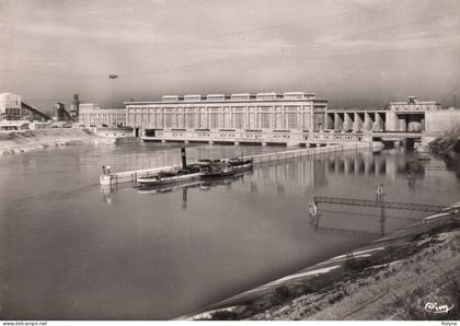 chute de donzère mondragon - usine André BLONDEL , façade aval- bateau vapeur péniche