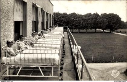 CPA Pessac Gironde, Krankenhaus mit weißen Betten, Patienten in Betten, sonniger Außenbereich