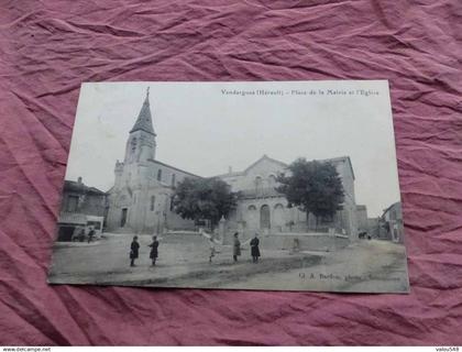 C-4517 , CPA, VENDARGUES , Place de la Mairie et l'église