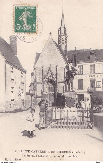 Sainte-Catherine-de-Fierbois - La Statue, l'Eglise et la maison du Dauphin