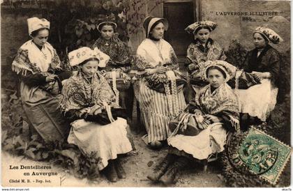 CPA Auvergne - Les Dentellieres en Auvergne - Folklore (690961)