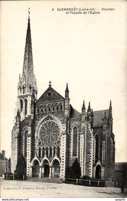 Guenrouet CPA Clocher et facade de l'eglise