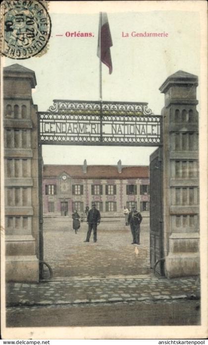 CPA Orléans Loiret, Gendarmerie, Eingangstor, französische Flagge, Gebäude im Hintergrund, Persone