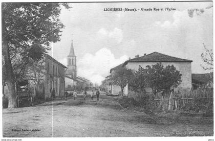 Carte Postale Ancienne de LIGNIERES-Grande Rue et l'église