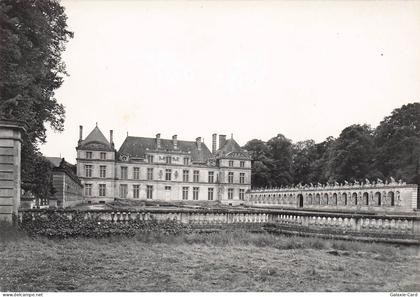 60 RARAY CHATEAU DE RARAY LA COUR D HONNEUR