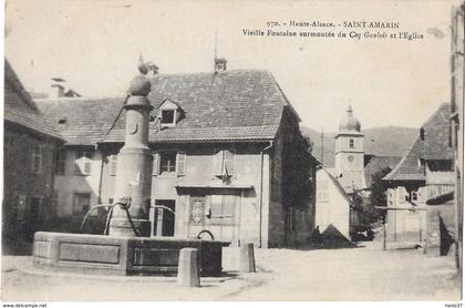 Haute-Alsace - Saint-Amarin - Vieille Fontaine surmontée du Coq Gaulois et l'Eglise