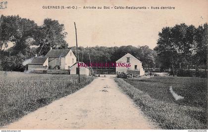 041125D - 78 YVELINES - GUERNES arrivée du bac cafés restaurants vues derrière