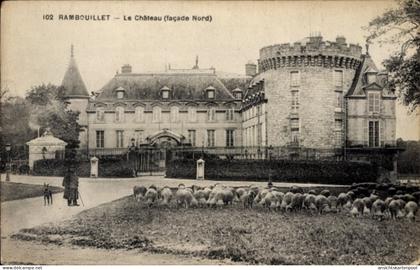 CPA Rambouillet Yvelines, Schloss, Nordseite, Schäfer mit Schafen