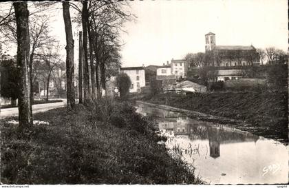 Chaille les Marais CPA Le canal a l'arriere plan L'eglise