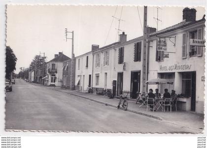 S21-85) SAINT FLORENT DES BOIS (VENDEE) HOTEL DES VOYAGEURS - BAR RESTAURANT KRONENBOURG - EN 1980 - ( 2 SCANS )