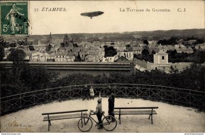 CPA Étampes Essonne, Luftschiff, Aussicht auf die Stadt, Terrasse von Guinette, Fahrräder, Persone
