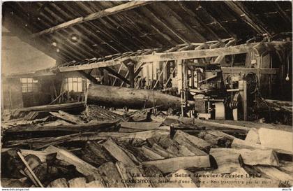 CPA CHARENTON Int. d'une Scierie. Bois transportes par l'eau. (509357)