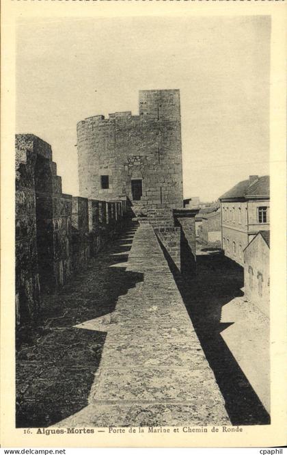 CPA Aigues Mortes Porte de la Marine et Chemin de Ronde