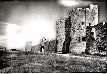 CPM Aigues Mortes La Porte Des Moulins Et Les Remparts