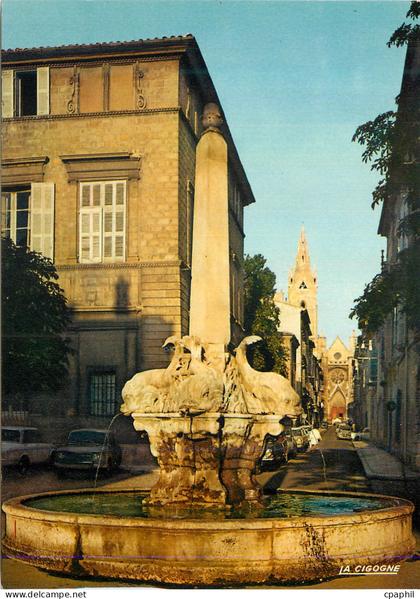 CPM Aix en Provence (B du R) Fontaine des Quatre Dauphins Reflets de Provence