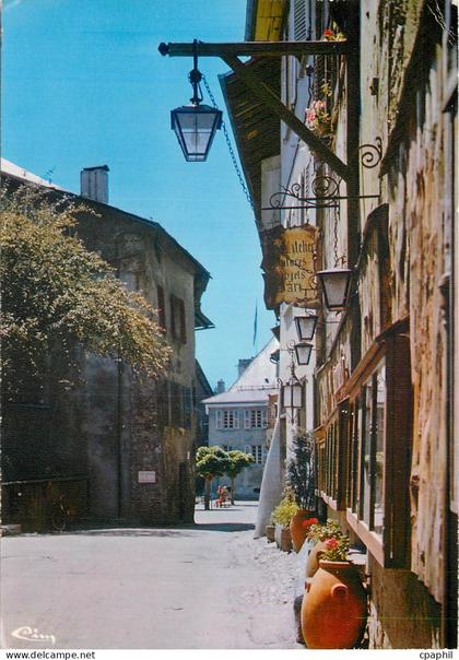 CPM Albertville  Coflans (Savoie) Ses rues pittoresques ses enseignes
