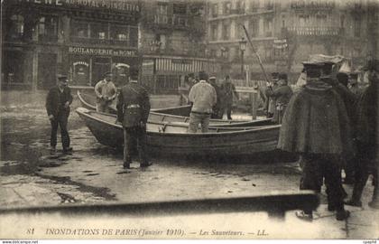 CPM Inondations de Paris Les Sauveteurs Janvier 1910