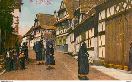 CPA En Alsace Retour d'Eglise Folklore