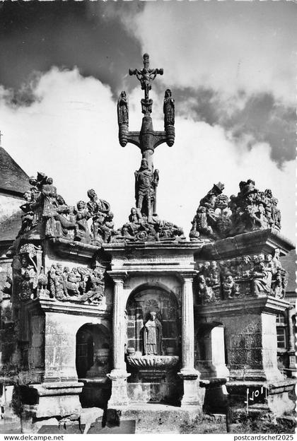 BR7726 Guimiliau Le Calvaire   france