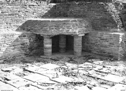 FONTAINES SALEES Angle de la chambre de chauffe de la piscine chaud des thermes 33 (scan recto verso)MG2868BIS