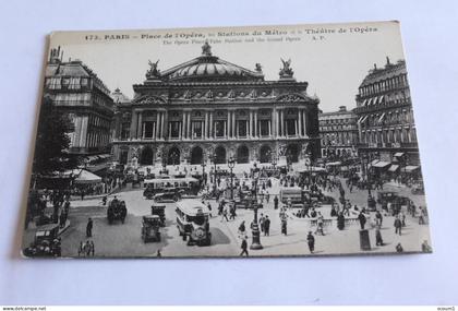 paris - place de l'opéra, les stations de métro et le théatre de l'opéra