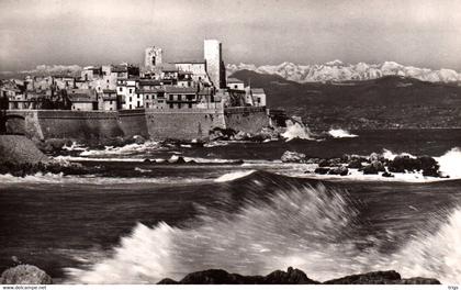 Antibes - la Vieille Ville et ses Remparts, les Alpes neigeuses