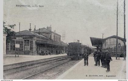 D95- ARGENTEUIL - VUE ANIMEE DE LA GARE