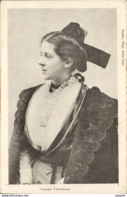 Arles - Arlesienne - Costume -- CPA